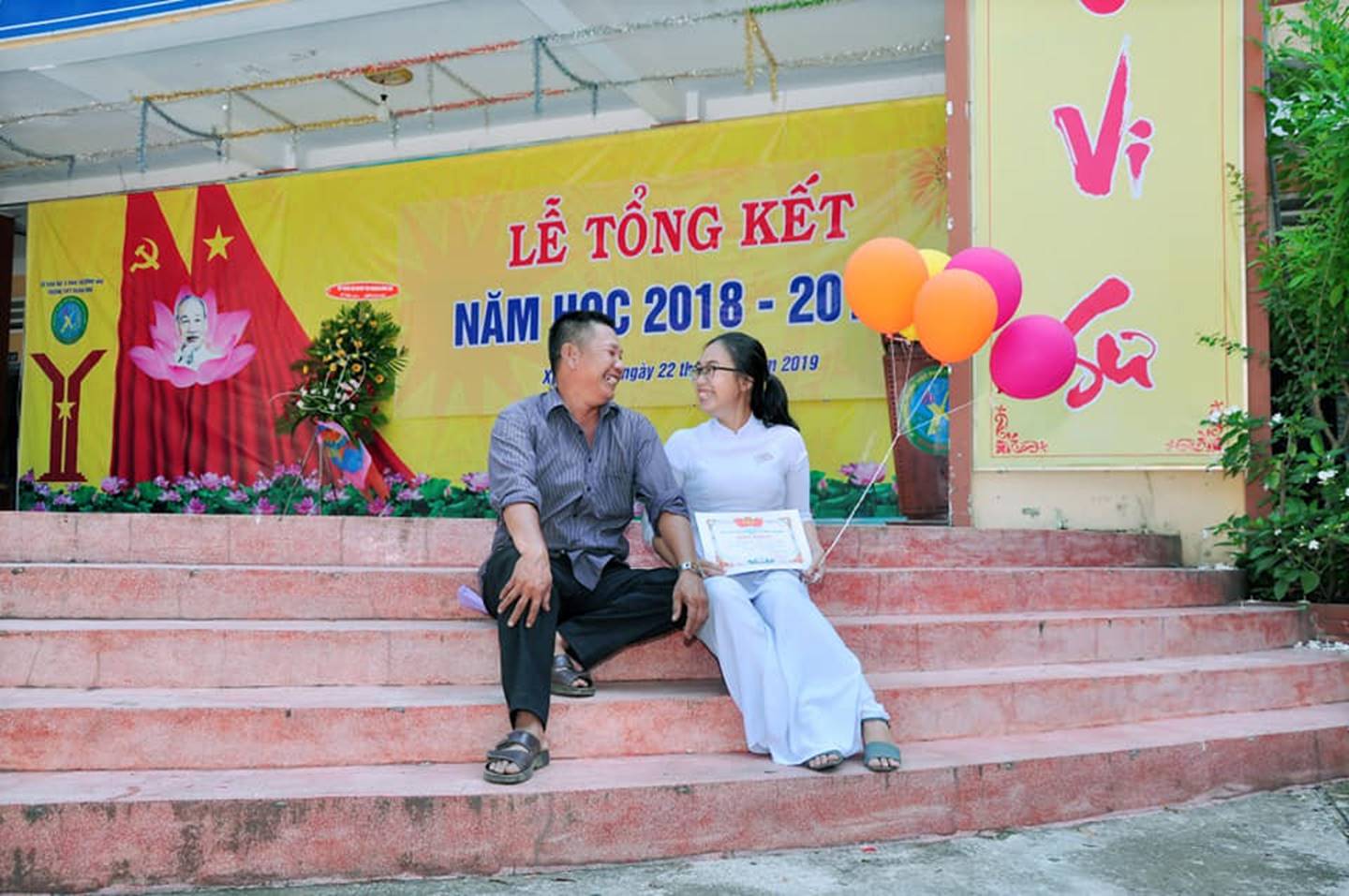 Chuyện về người cha nghèo 10 năm trời lặng lẽ cầm bóng bay đến xem con gái nhận thưởng trong ngày bế giảng-1