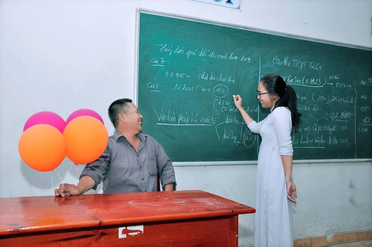 Chuyện về người cha nghèo 10 năm trời lặng lẽ cầm bóng bay đến xem con gái nhận thưởng trong ngày bế giảng-2