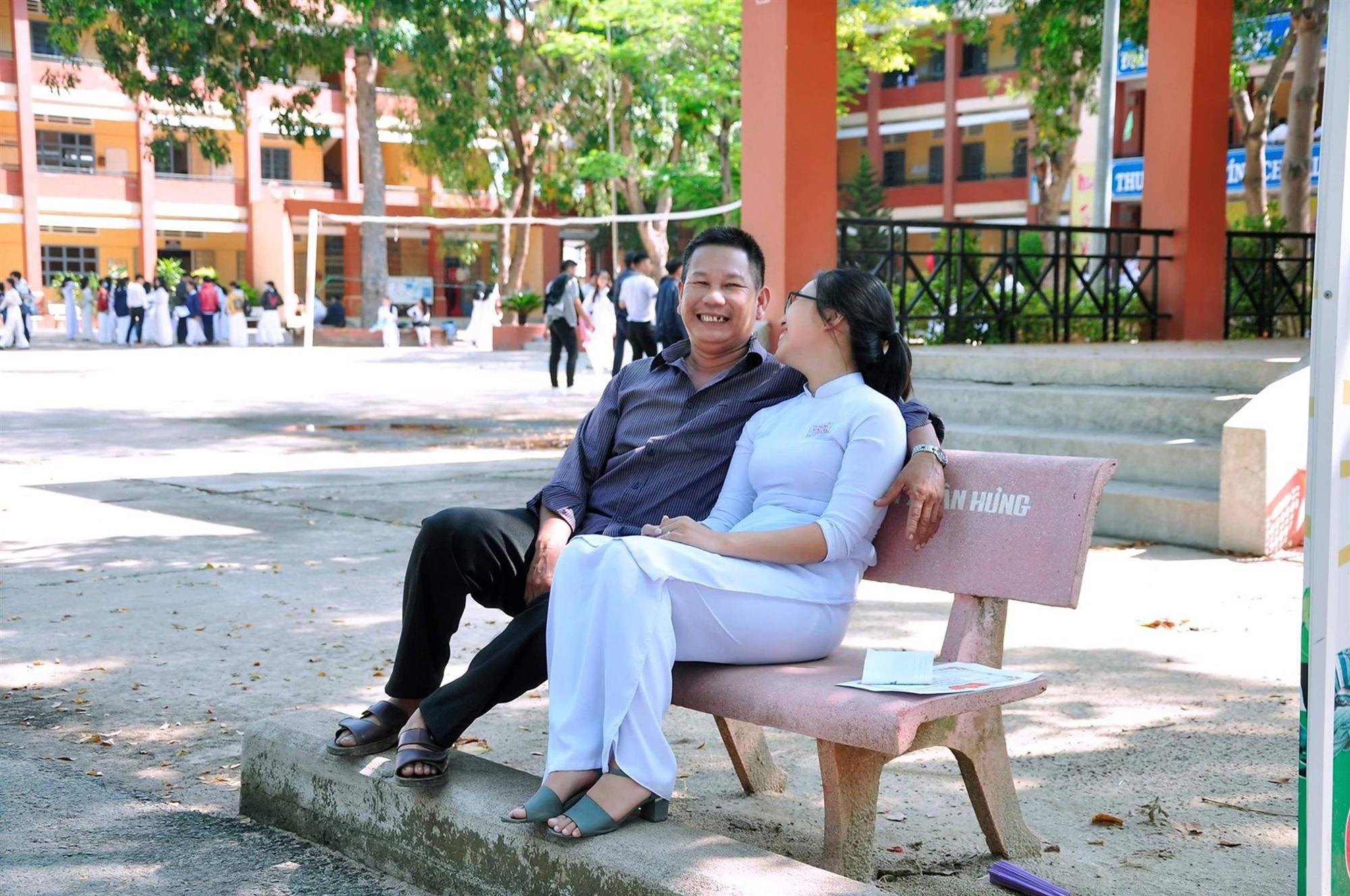 Chuyện về người cha nghèo 10 năm trời lặng lẽ cầm bóng bay đến xem con gái nhận thưởng trong ngày bế giảng-3