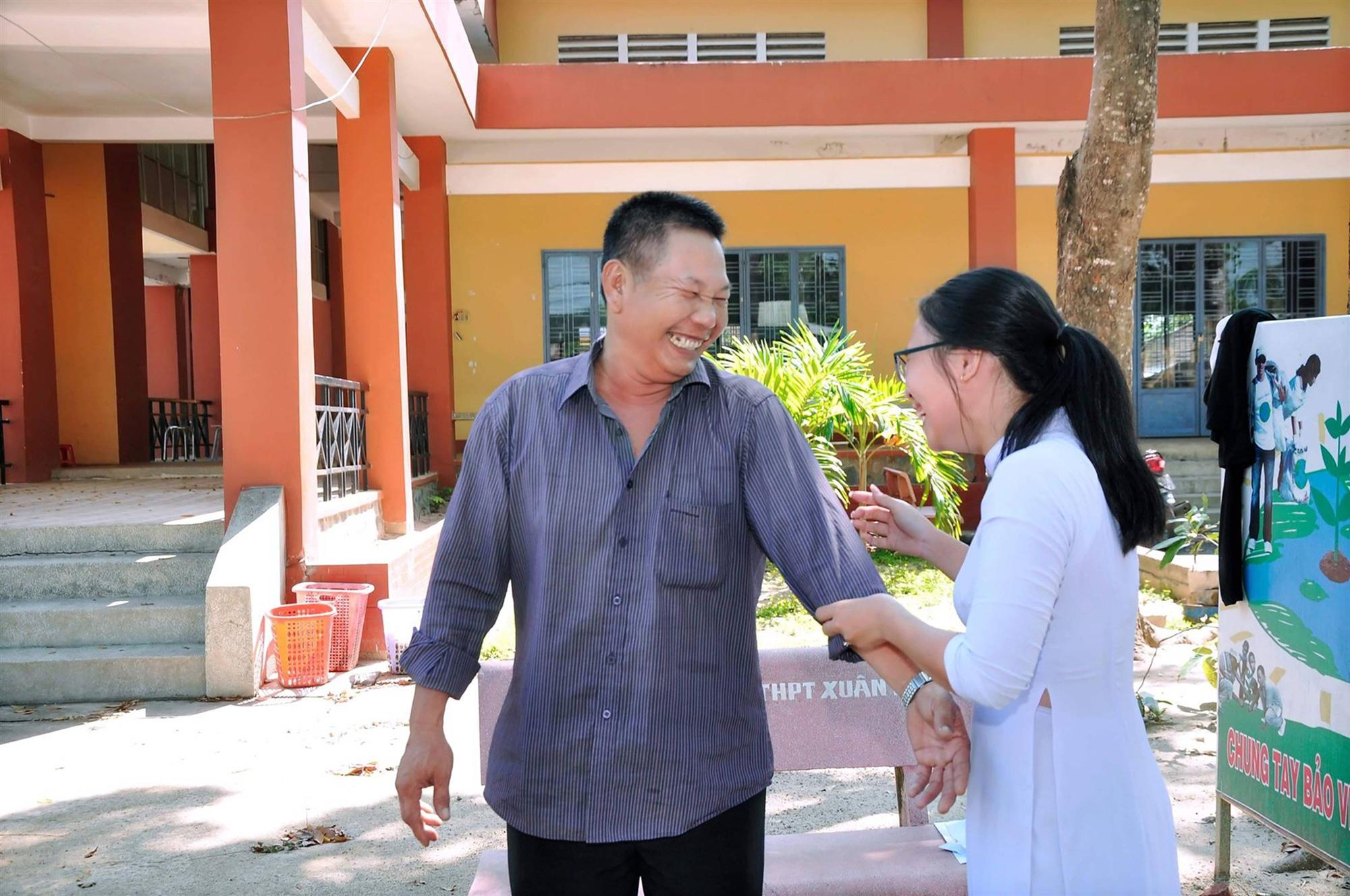 Chuyện về người cha nghèo 10 năm trời lặng lẽ cầm bóng bay đến xem con gái nhận thưởng trong ngày bế giảng-4