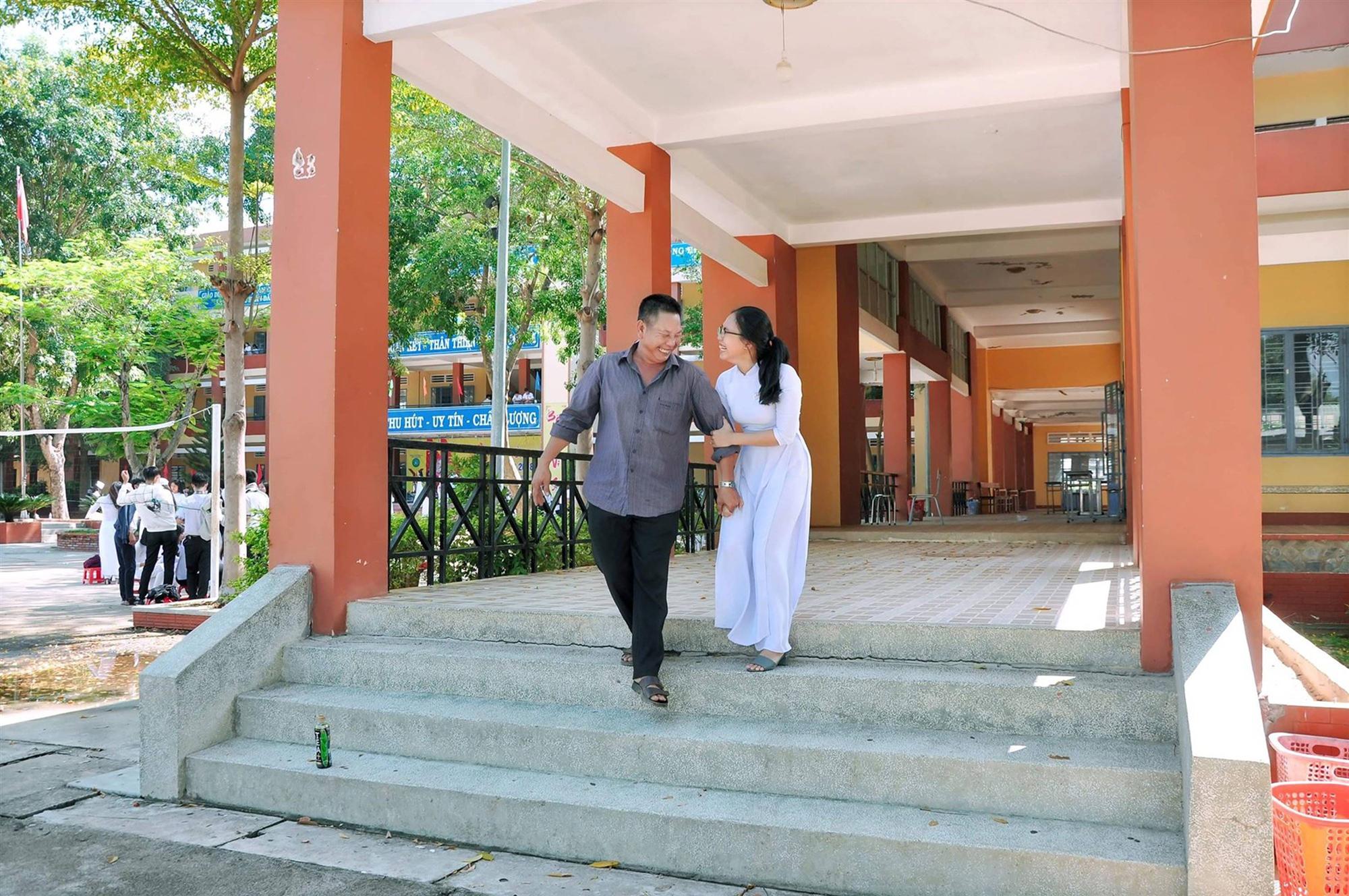 Chuyện về người cha nghèo 10 năm trời lặng lẽ cầm bóng bay đến xem con gái nhận thưởng trong ngày bế giảng-5