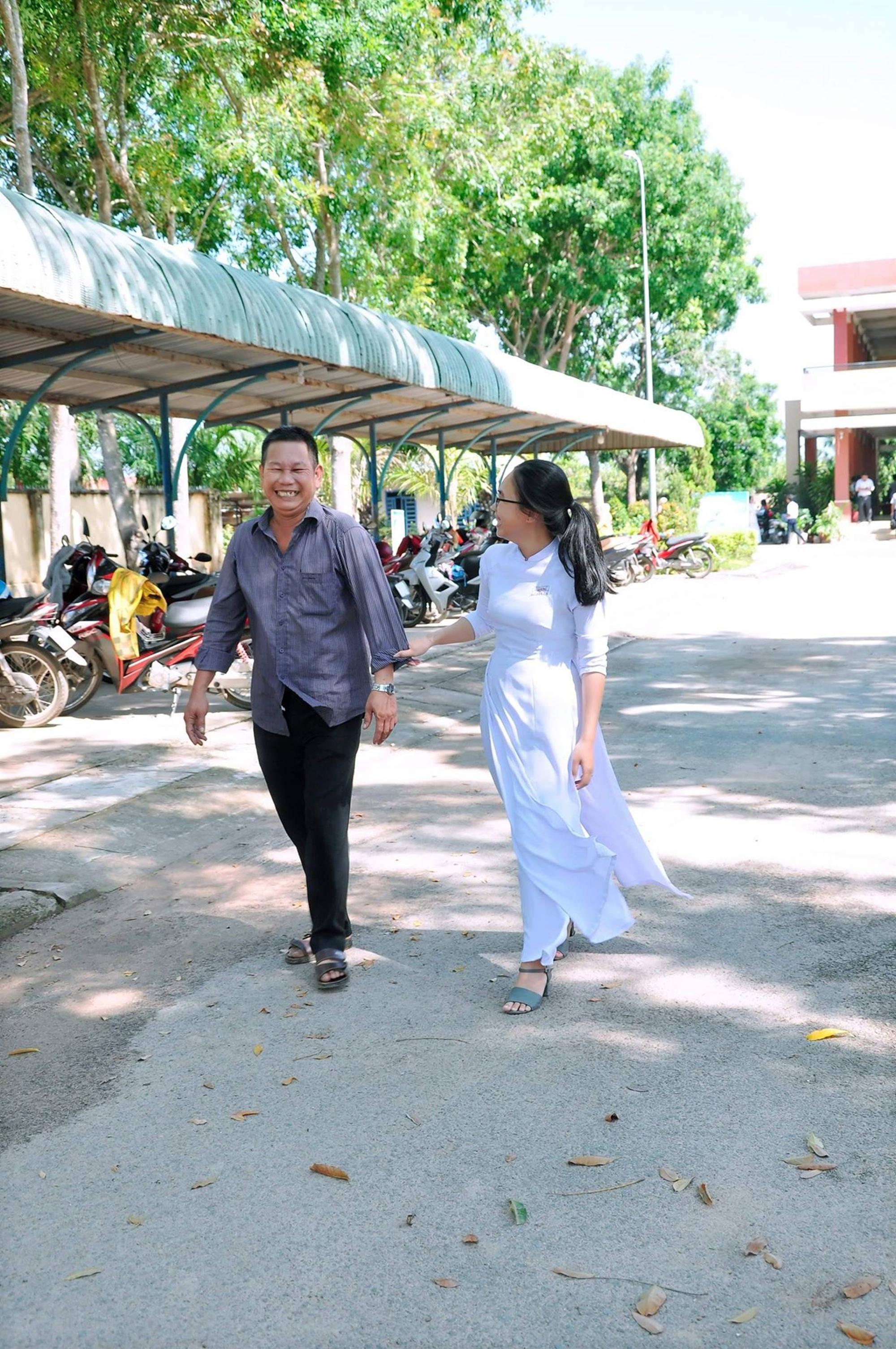 Chuyện về người cha nghèo 10 năm trời lặng lẽ cầm bóng bay đến xem con gái nhận thưởng trong ngày bế giảng-6