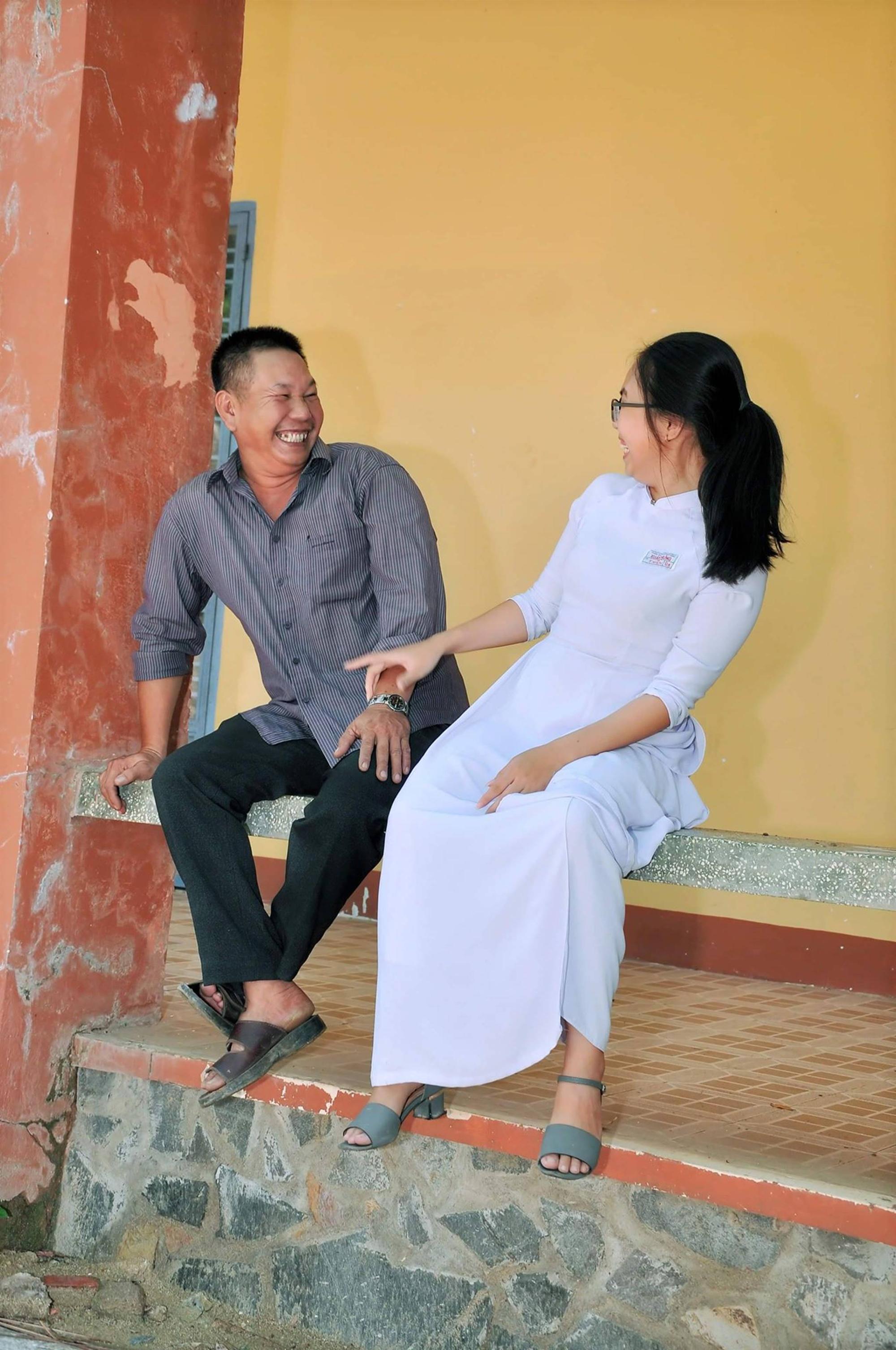 Chuyện về người cha nghèo 10 năm trời lặng lẽ cầm bóng bay đến xem con gái nhận thưởng trong ngày bế giảng-7