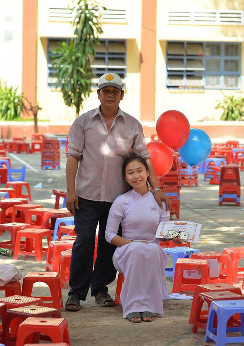 Chuyện về người cha nghèo 10 năm trời lặng lẽ cầm bóng bay đến xem con gái nhận thưởng trong ngày bế giảng-10