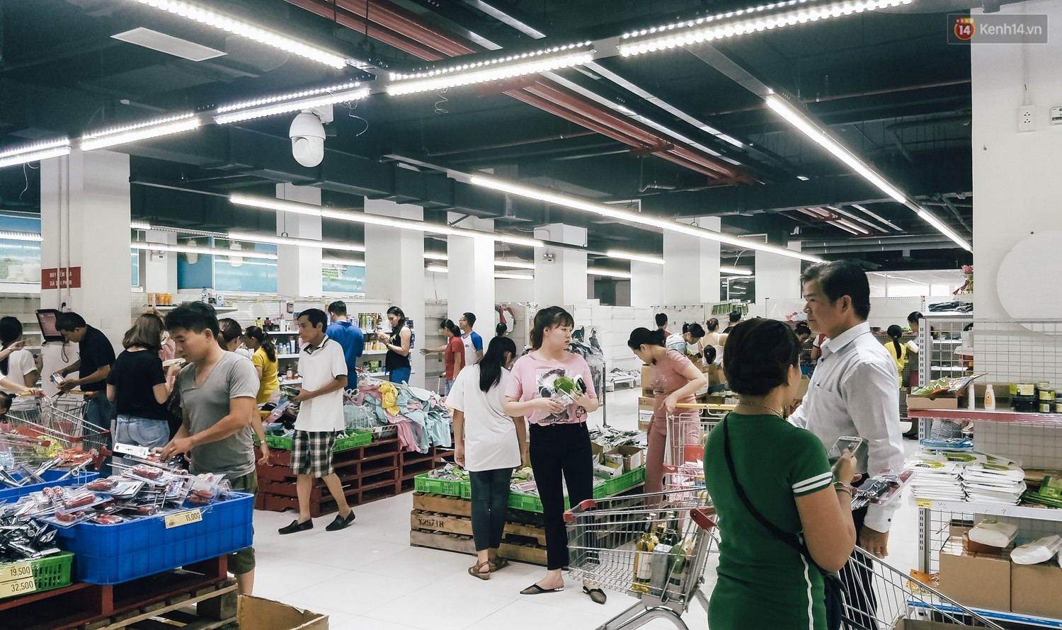 Siêu thị Auchan những ngày cuối cùng ở Việt Nam: Hàng hoá được gom lại một chỗ, không còn cảnh chen lấn-1