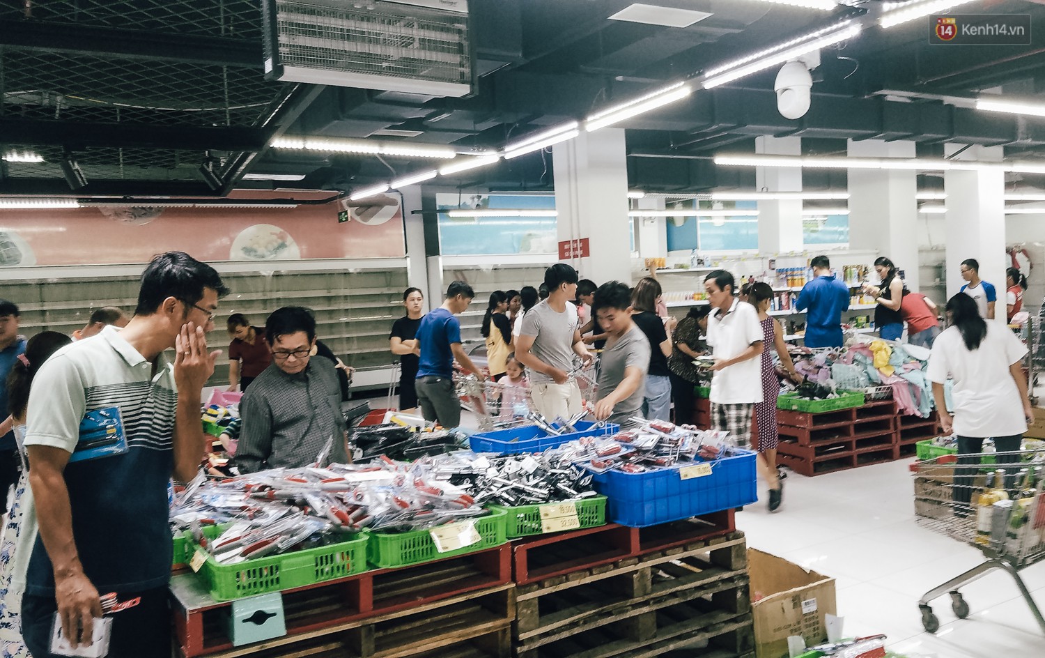 Siêu thị Auchan những ngày cuối cùng ở Việt Nam: Hàng hoá được gom lại một chỗ, không còn cảnh chen lấn-2