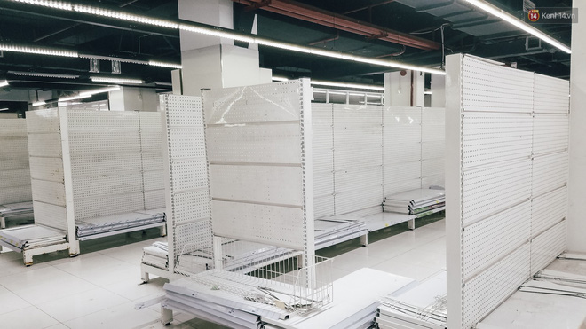 Siêu thị Auchan những ngày cuối cùng ở Việt Nam: Hàng hoá được gom lại một chỗ, không còn cảnh chen lấn-11