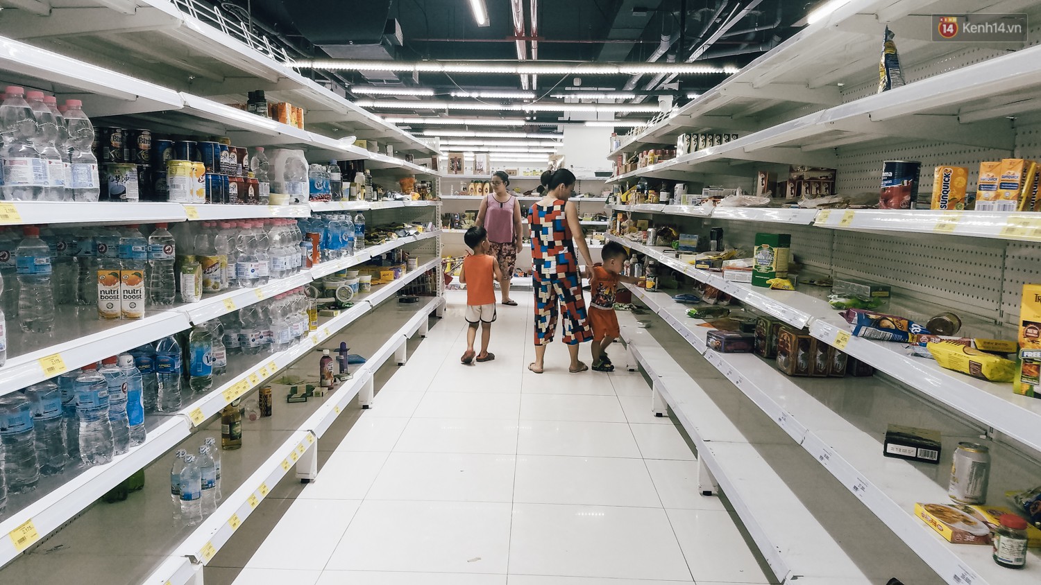 Siêu thị Auchan những ngày cuối cùng ở Việt Nam: Hàng hoá được gom lại một chỗ, không còn cảnh chen lấn-4