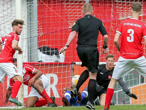 4 trọng tài Premier League tổ chức tiệc thác loạn ở Indonesia-3