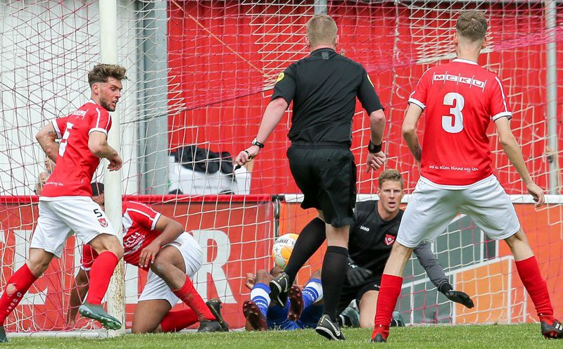 Chuyện hi hữu có một không hai trong lịch sử bóng đá: Trọng tài ghi bàn trên sân bóng theo một kịch bản khó tin-1