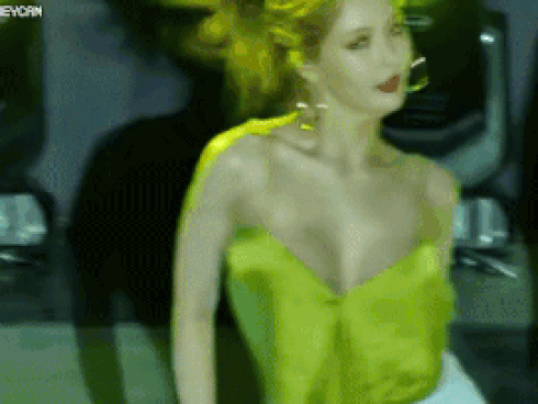 Dàn mỹ nữ Kpop tự tin biểu diễn dù tuột áo, suýt lộ vòng một