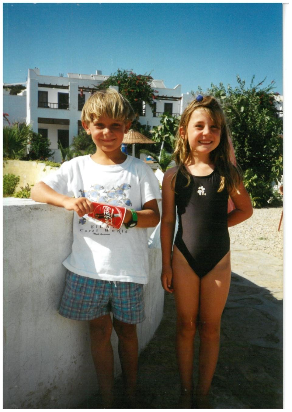 Xem lại album ảnh kỷ niệm của gia đình, cặp đôi choáng váng khi nhận ra sự trùng hợp kỳ lạ liên tiếp xảy ra, chứng minh định mệnh là có thật-1