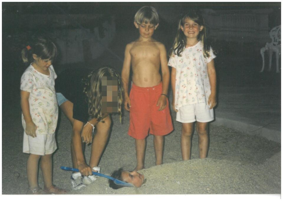 Xem lại album ảnh kỷ niệm của gia đình, cặp đôi choáng váng khi nhận ra sự trùng hợp kỳ lạ liên tiếp xảy ra, chứng minh định mệnh là có thật-2