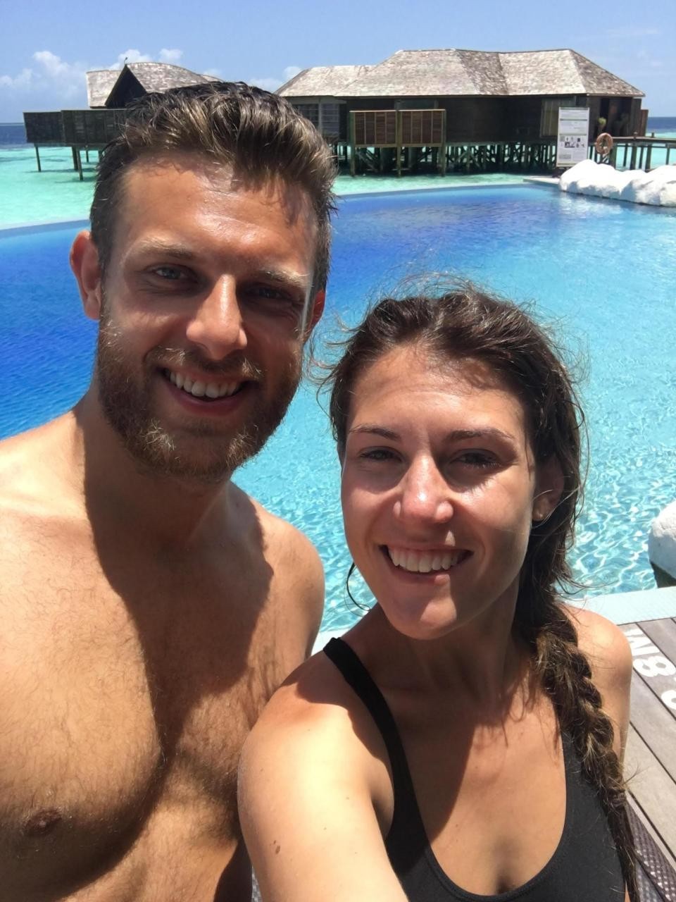 Xem lại album ảnh kỷ niệm của gia đình, cặp đôi choáng váng khi nhận ra sự trùng hợp kỳ lạ liên tiếp xảy ra, chứng minh định mệnh là có thật-3