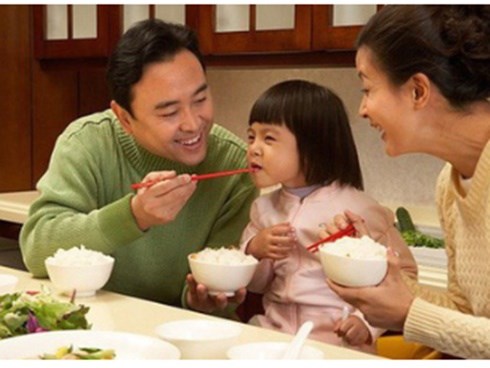 Thói quen mớm cơm cho con: Nguy cơ nhiễm khuẩn, ung thư dạ dày rình rập ngay trên miệng mà rất nhiều ông bố bà mẹ không lường được