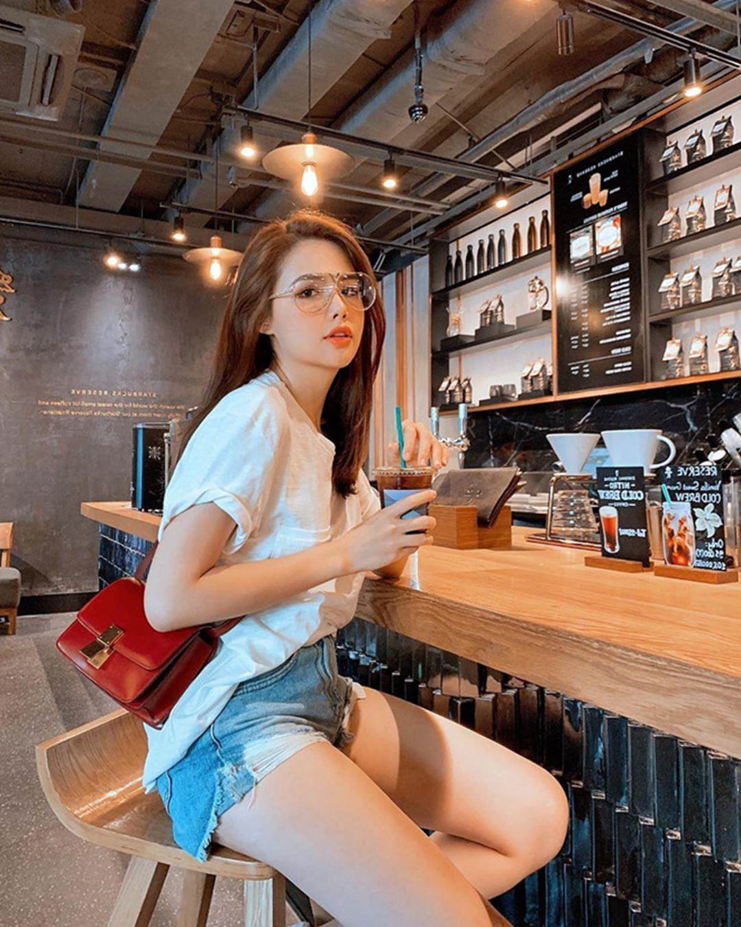 Bộ ba sinh năm 1990 thân thiết và nổi tiếng của làng hot girl Hà Thành-8