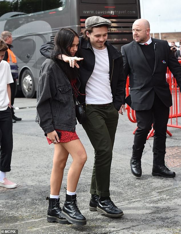 Cậu cả nhà David Beckham ôm hôn bạn gái nồng nhiệt sau nghi vấn mâu thuẫn tại Cannes 2019-1