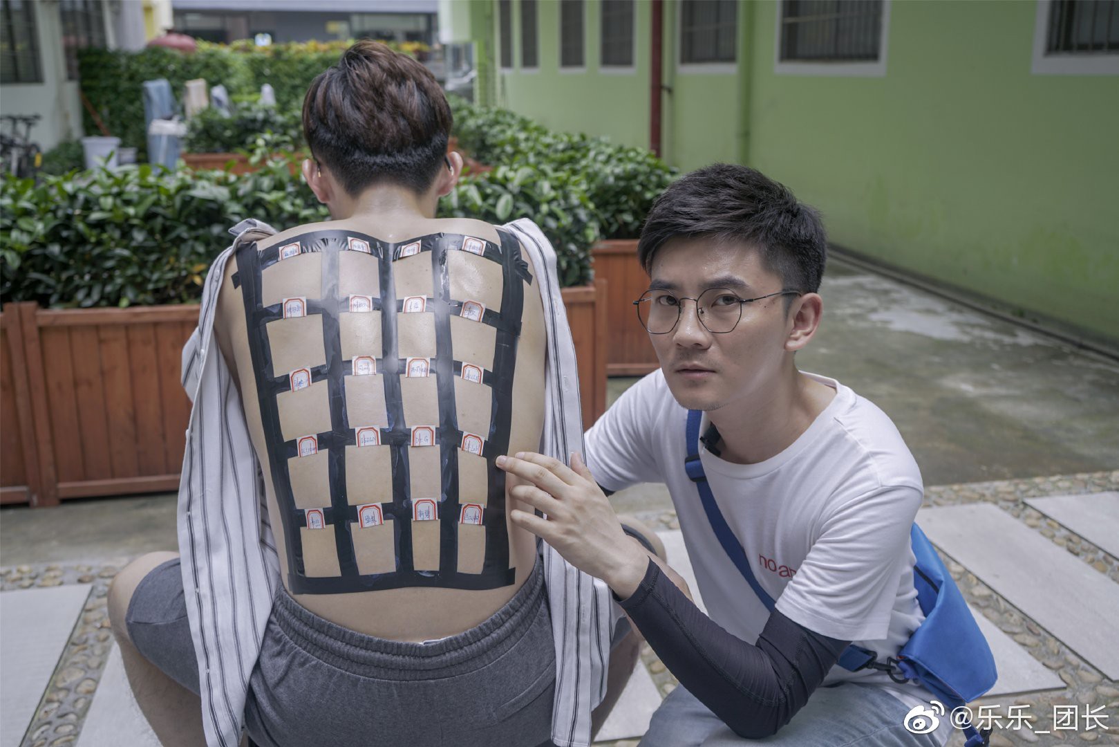 Thêm 1 thanh niên phơi mình để thử 18 loại kem chống nắng cho chị em, kết luận có thể khiến nhiều người ngã ngửa”-1