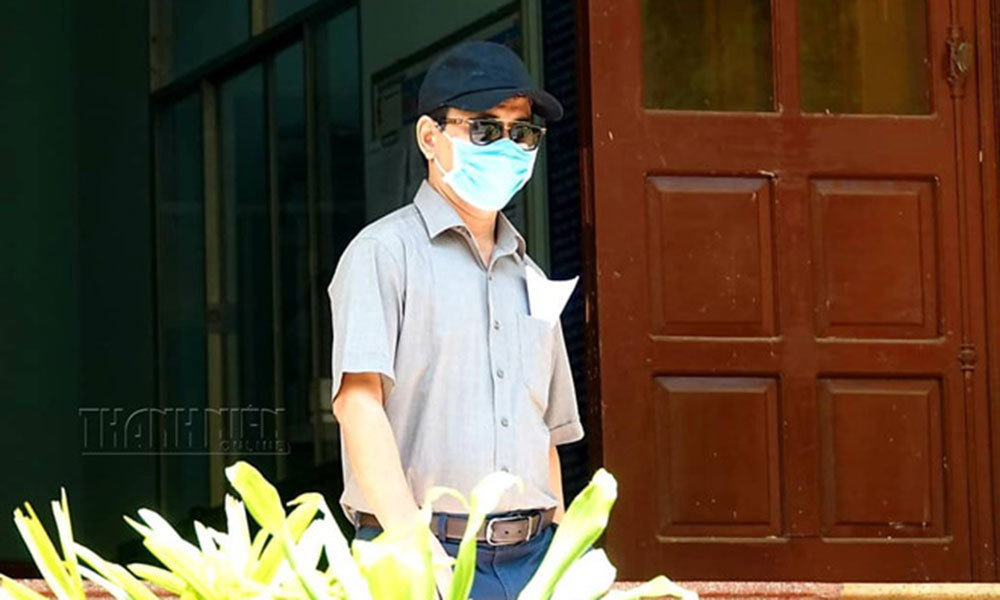 Ông Nguyễn Hữu Linh nguỵ trang kín mít khi đến tòa nhận quyết định triệu tập vụ dâm ô bé gái-1