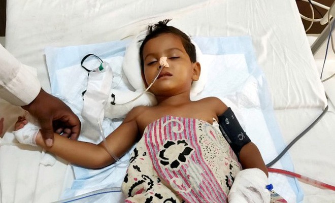 Bé trai 3 tuổi bị thanh sắt 2m xuyên qua người khi ngã từ tầng 3 xuống đất, thế nhưng điều kỳ diệu đã xảy ra-2