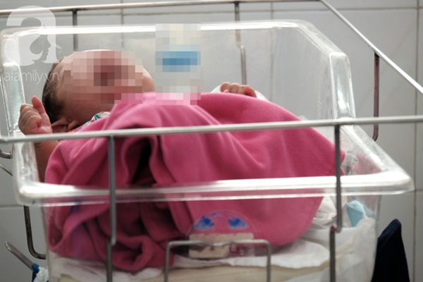 Mang bệnh đe dọa tính mạng 2 đứa con trong bụng, mẹ lặng người nằm nghe 20 bác sĩ mổ cứu con ở tuần thai thứ 34-4