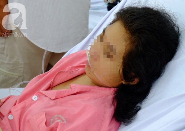 Mang bệnh đe dọa tính mạng 2 đứa con trong bụng, mẹ lặng người nằm nghe 20 bác sĩ mổ cứu con ở tuần thai thứ 34-5