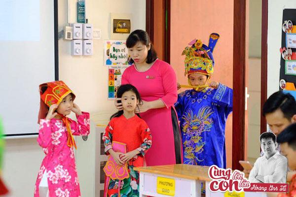 Họp phụ huynh cho con, bố mẹ bất ngờ được nhận bằng khen từ lũ trẻ-1