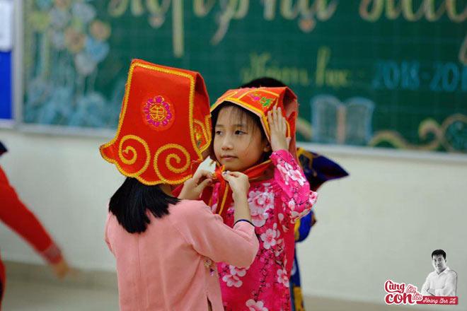 Họp phụ huynh cho con, bố mẹ bất ngờ được nhận bằng khen từ lũ trẻ-4