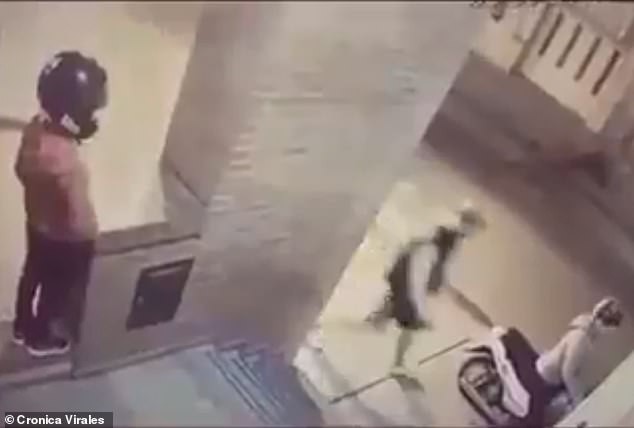 Thấy mẹ bị cướp xe máy, bé gái 11 tuổi không hề sợ hãi còn dũng cảm hành động khiến tên cướp chạy mất dép-2