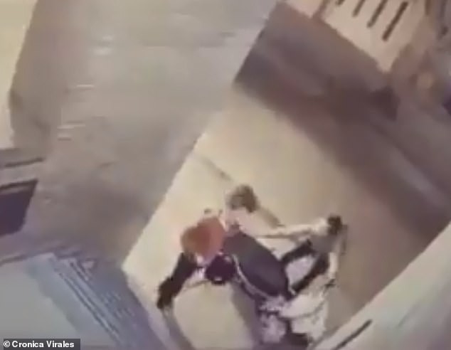 Thấy mẹ bị cướp xe máy, bé gái 11 tuổi không hề sợ hãi còn dũng cảm hành động khiến tên cướp chạy mất dép-3