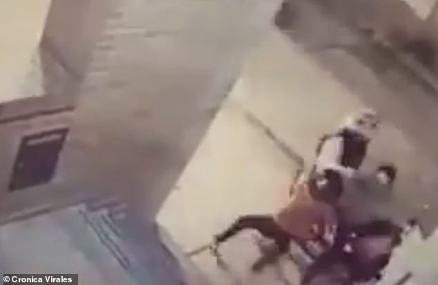 Thấy mẹ bị cướp xe máy, bé gái 11 tuổi không hề sợ hãi còn dũng cảm hành động khiến tên cướp chạy mất dép-4