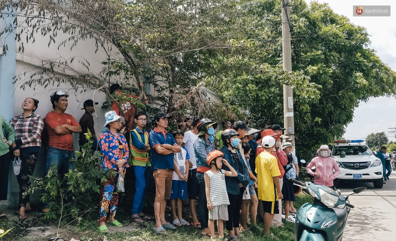 Thảm án hai vợ chồng và con gái 4 tuổi tử vong ở Bình Dương: Người thân bủn rủn tay chân, khóc nghẹn khi đến nhận thi thể-2