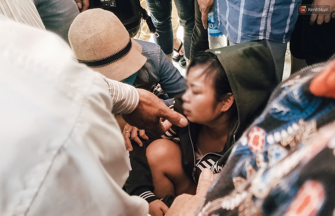 Thảm án hai vợ chồng và con gái 4 tuổi tử vong ở Bình Dương: Người thân bủn rủn tay chân, khóc nghẹn khi đến nhận thi thể-5