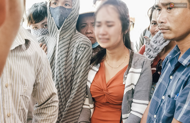 Thảm án hai vợ chồng và con gái 4 tuổi tử vong ở Bình Dương: Người thân bủn rủn tay chân, khóc nghẹn khi đến nhận thi thể-4