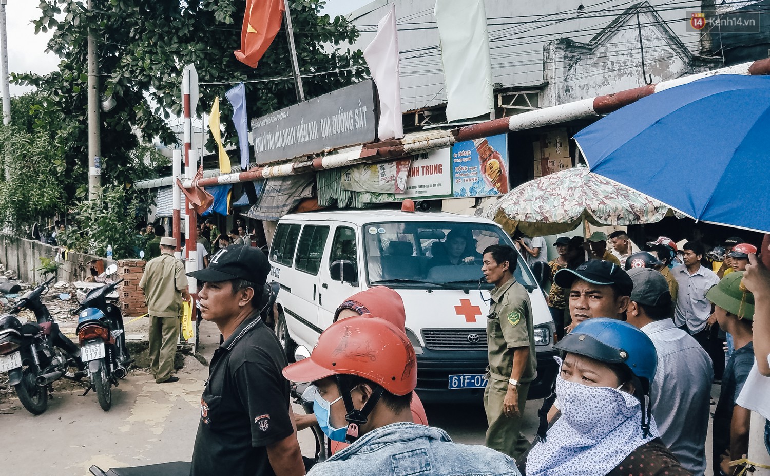 Thảm án hai vợ chồng và con gái 4 tuổi tử vong ở Bình Dương: Người thân bủn rủn tay chân, khóc nghẹn khi đến nhận thi thể-6