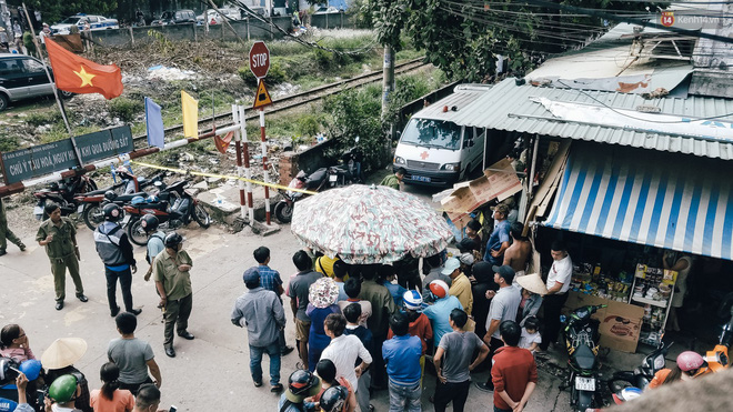 Thảm án hai vợ chồng và con gái 4 tuổi tử vong ở Bình Dương: Người thân bủn rủn tay chân, khóc nghẹn khi đến nhận thi thể-3