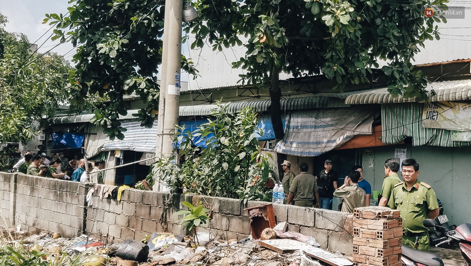 Thảm án hai vợ chồng và con gái 4 tuổi tử vong ở Bình Dương: Người thân bủn rủn tay chân, khóc nghẹn khi đến nhận thi thể-1