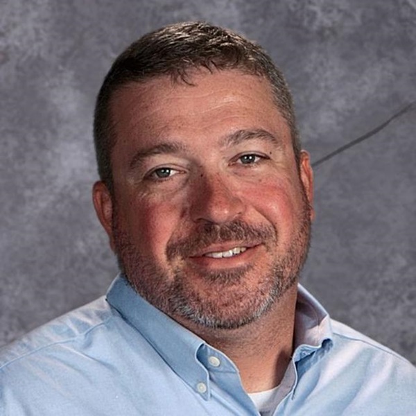 Bị quay lại cảnh vuốt ve dọc người nữ sinh, thầy giáo nói: Chỉ đang an ủi thôi mà-2