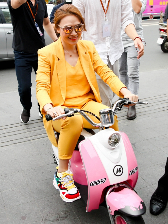 Mỹ Tâm lên đồ sự kiện năng động bao nhiêu thì Hồ Ngọc Hà bánh bèo bấy nhiêu-3