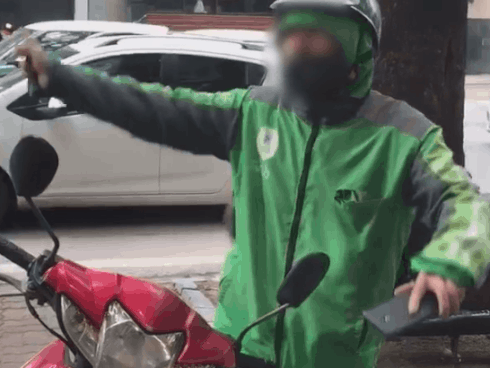 Trả tiền trước qua thẻ, 2 cô gái đi nửa đường mới biết ngồi nhầm xe còn bị tài xế giả đòi 30 nghìn đồng