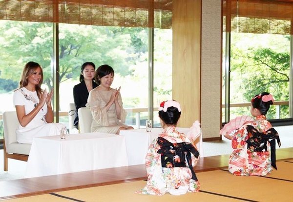 Không phải Hoàng hậu Masako, đây mới là người phụ nữ quyền lực được truyền thông và dân chúng ca ngợi khi tiếp đón Đệ nhất phu nhân Mỹ tới Nhật Bản-4