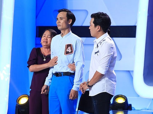 Vợ chồng Trấn Thành - Hari Won đeo khẩu trang kín mít xuất hiện tại sân bay lúc đêm muộn-16