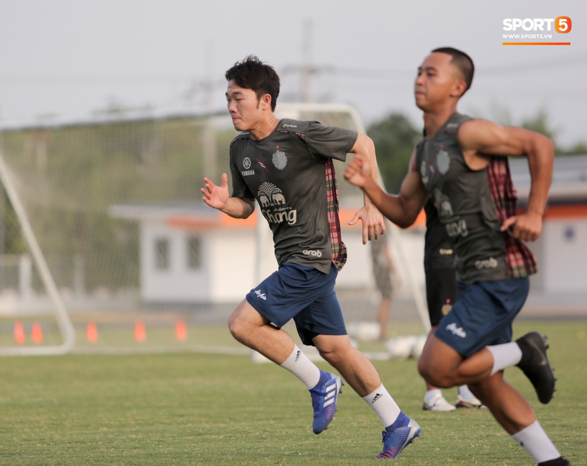 Đồng đội Xuân Trường suýt gặp nạn lớn khi cầu môn đổ sượt đầu ở buổi tập-1