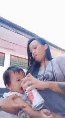 Bảo mẫu quay clip cho bé gái uống bia để dễ dàng ru ngủ gây bức xúc, đáng nói hơn người này lại còn là bạn của mẹ đứa trẻ-1