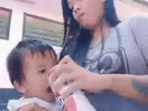 Bảo mẫu quay clip cho bé gái uống bia để dễ dàng ru ngủ gây bức xúc, đáng nói hơn người này lại còn là bạn của mẹ đứa trẻ