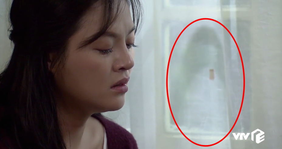 Chi tiết bí ẩn rợn người của Về Nhà Đi Con tập 32: Cái gì đang hiện lên trên tấm rèn cửa nhà Huệ?-3