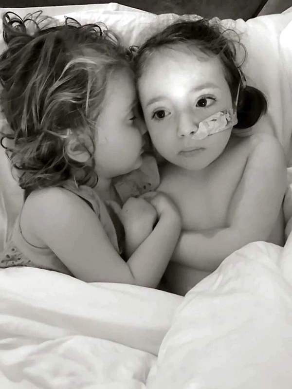 Cùng mắc căn bệnh quái ác, bé 7 tuổi tự nguyện nhường em gái điều trị trước khiến người mẹ tan nát trái tim-1