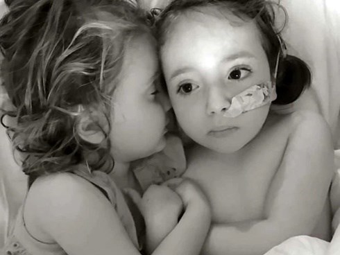 Cùng mắc căn bệnh quái ác, bé 7 tuổi tự nguyện nhường em gái điều trị trước khiến người mẹ tan nát trái tim