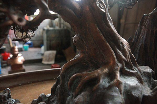 Độc đáo tùng bonsai nặng 70kg đúc bằng đồng đỏ duy nhất ở Việt Nam-10
