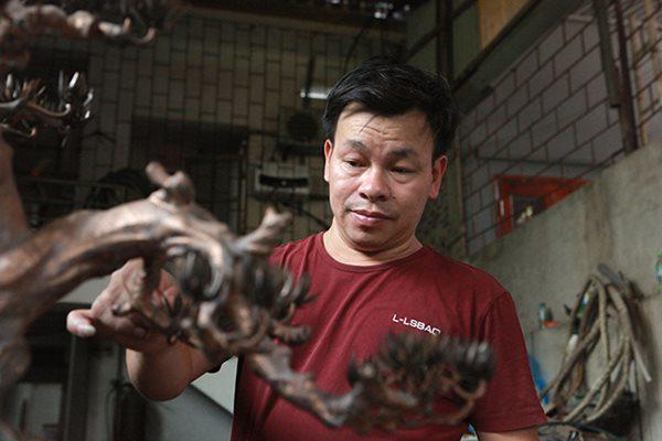 Độc đáo tùng bonsai nặng 70kg đúc bằng đồng đỏ duy nhất ở Việt Nam-12